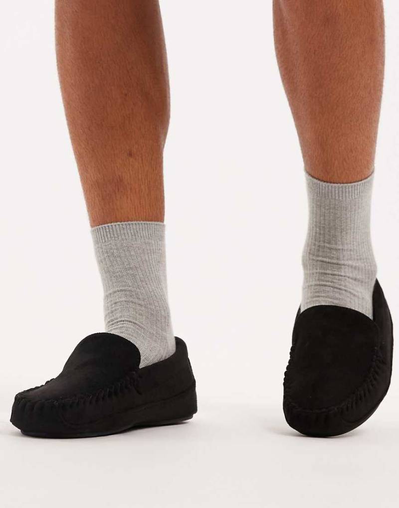 ASOS DESIGN - Mokassin-Hausschuhe in Schwarz mit Kunstpelzfutter von ASOS DESIGN