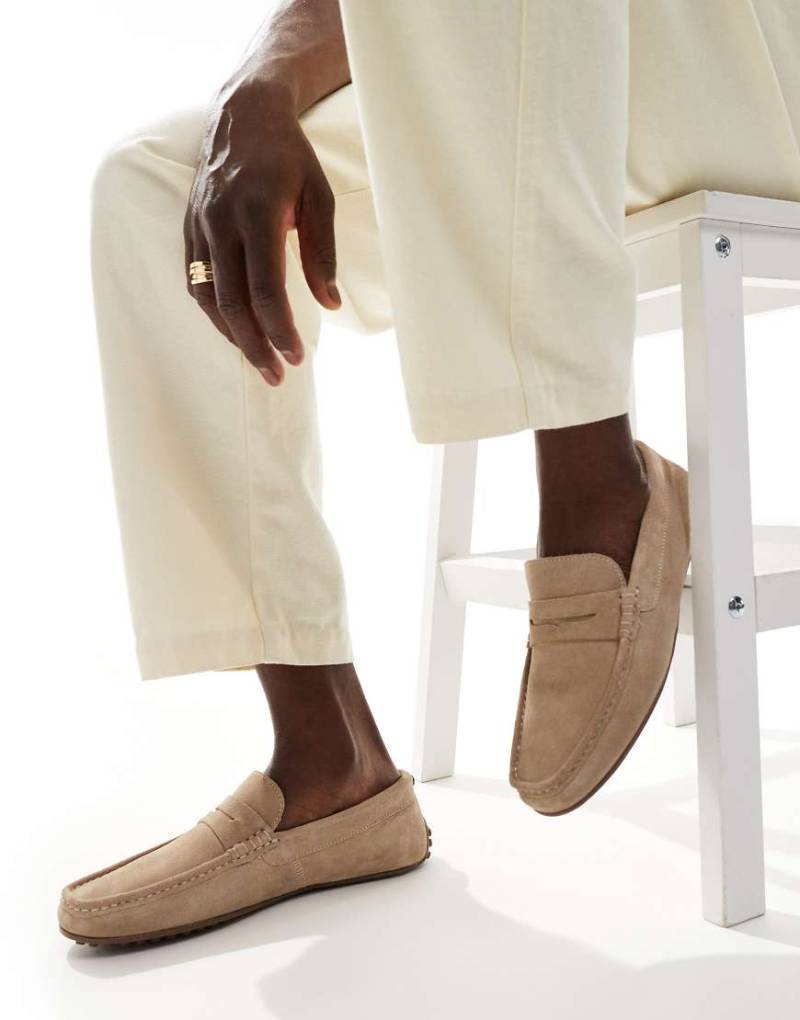ASOS DESIGN - Mokassin-Schuhe aus Wildleder in Steinbeige-Neutral von ASOS DESIGN