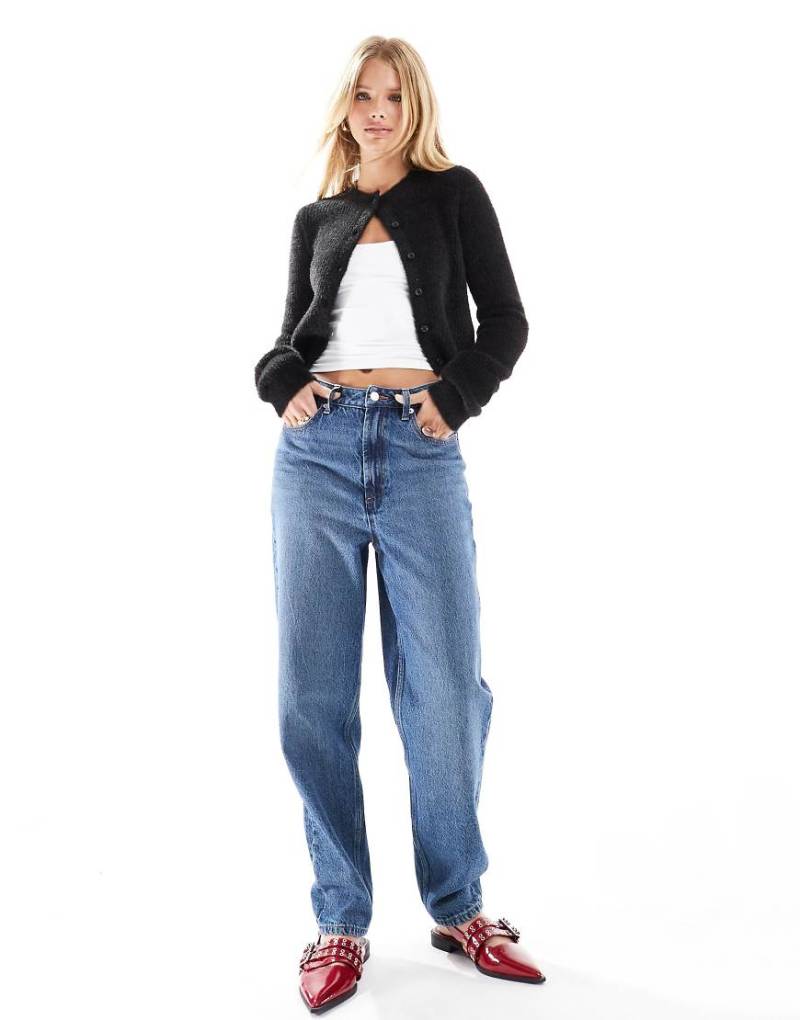 ASOS DESIGN - Mom-Jeans in Mittelblau mit hohem Bund von ASOS DESIGN