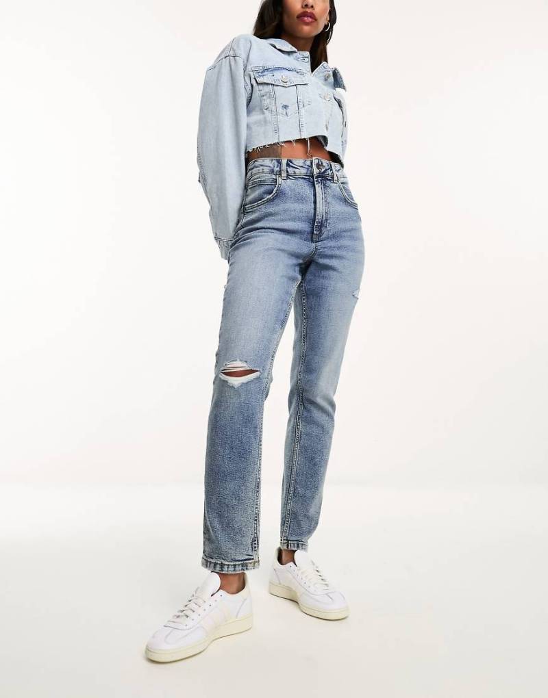 ASOS DESIGN - Mom-Jeans in Mittelblau mit schmalem Schnitt und Riss von ASOS DESIGN