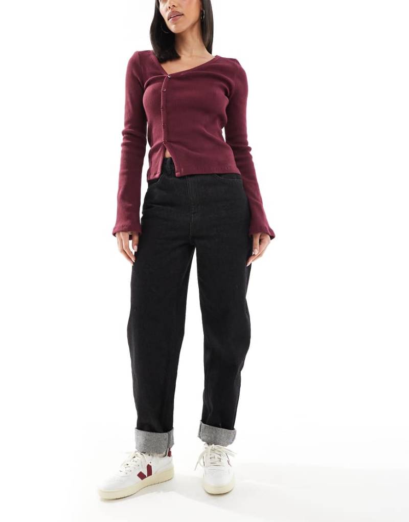 ASOS DESIGN - Mom-Jeans in Schwarz-Ecru mit Kontrastnaht von ASOS DESIGN