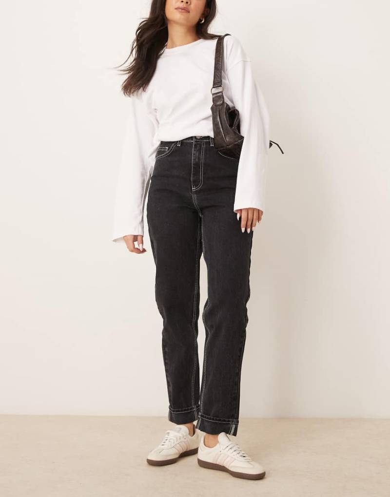 ASOS DESIGN - Mom-Jeans in schwarzer Waschung mit Kontrastnaht von ASOS DESIGN