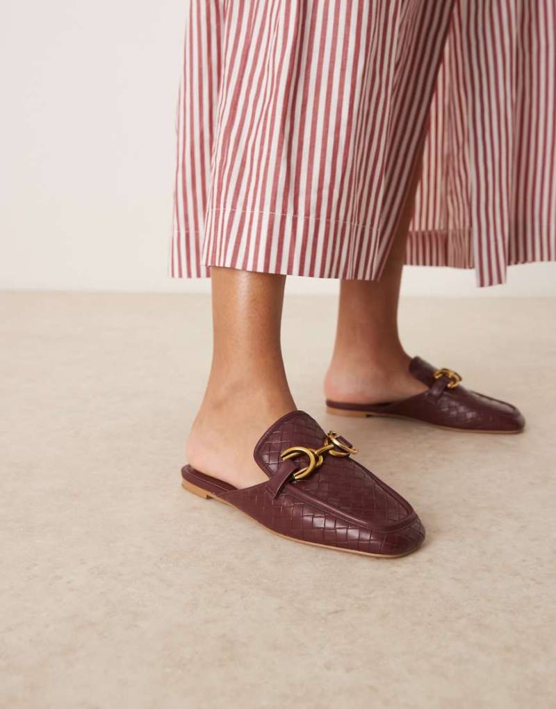 ASOS DESIGN - Mosaic - Flache Loafer-Mules mit gewebtem Obermaterial in Burgunderrot von ASOS DESIGN