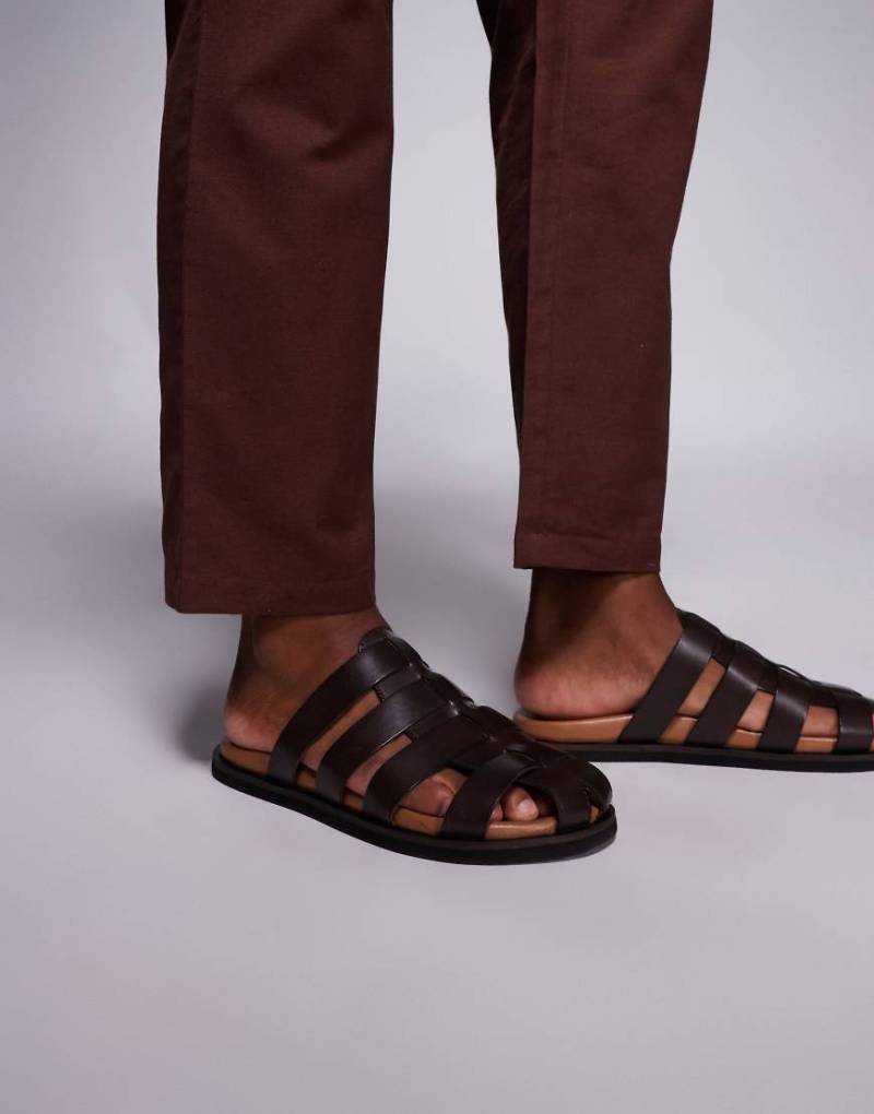 ASOS DESIGN - Mule-Sandalen aus Leder in Braun von ASOS DESIGN