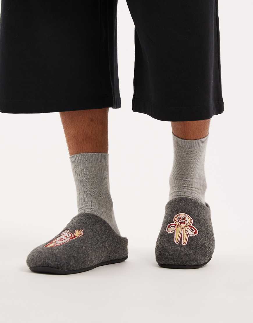 ASOS DESIGN - Mules-Hausschuhe aus Filz in Grau mit Golf-Grafik-Schwarz ASOS DESIGN - Mules-Hausschuhe aus Filz in Grau mit Golf-Grafik-Schwarz von ASOS DESIGN