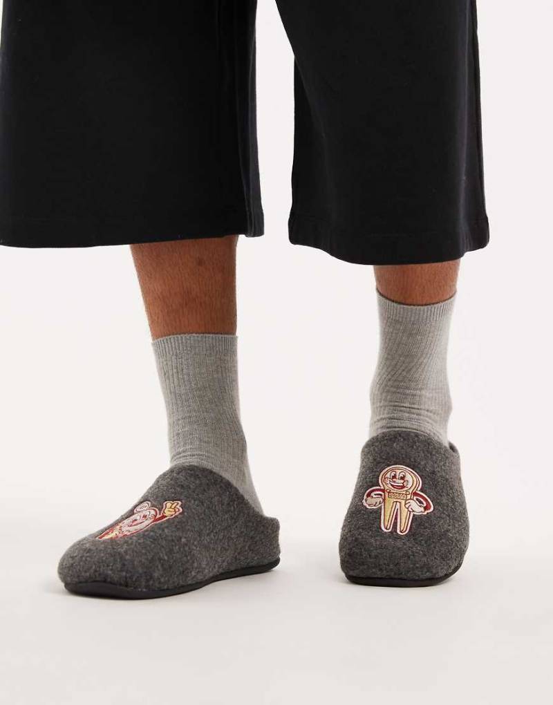 ASOS DESIGN - Mules-Hausschuhe aus Filz in Grau mit Golf-Grafik-Schwarz von ASOS DESIGN