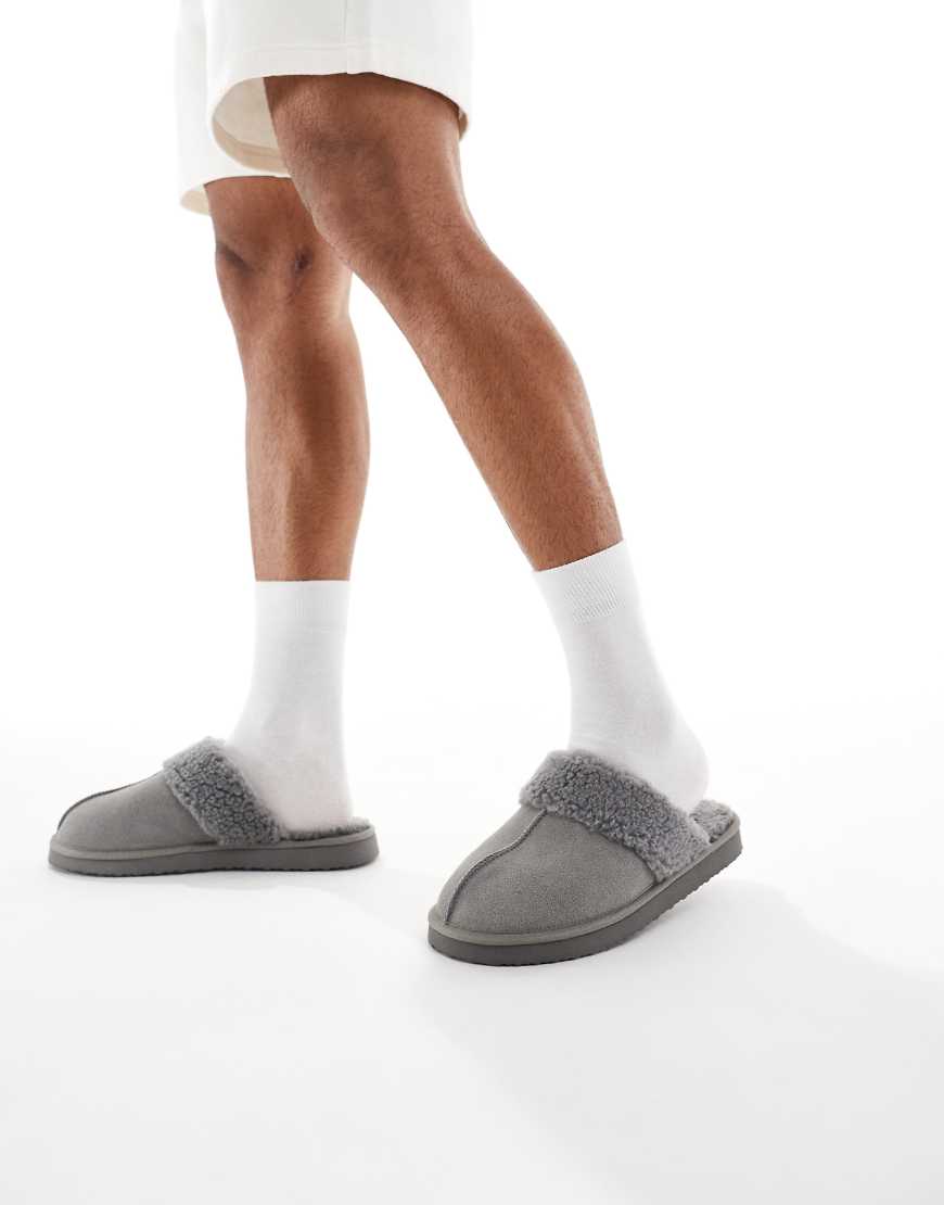 ASOS DESIGN - Mules-Hausschuhe aus grauem Wildleder mit Futter aus Lammfellimitat von ASOS DESIGN