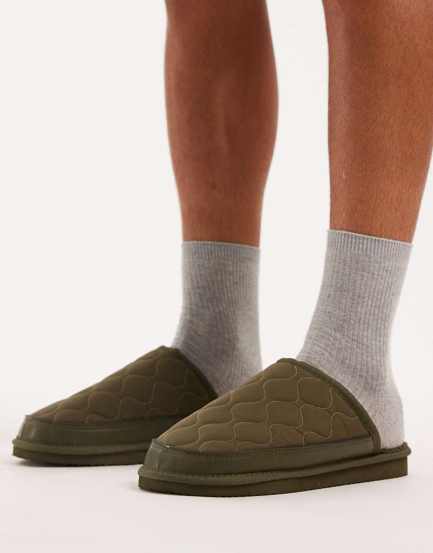 ASOS DESIGN - Mules-Hausschuhe aus khakifarbenem Nylon mit Teddyfutter-Grün von ASOS DESIGN