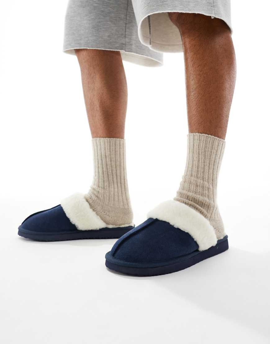 ASOS DESIGN - Mules-Hausschuhe aus marineblauem Wildleder mit Futter aus Lammfellimitat ASOS DESIGN - Mules-Hausschuhe aus marineblauem Wildleder mit Futter aus Lammfellimitat von ASOS DESIGN