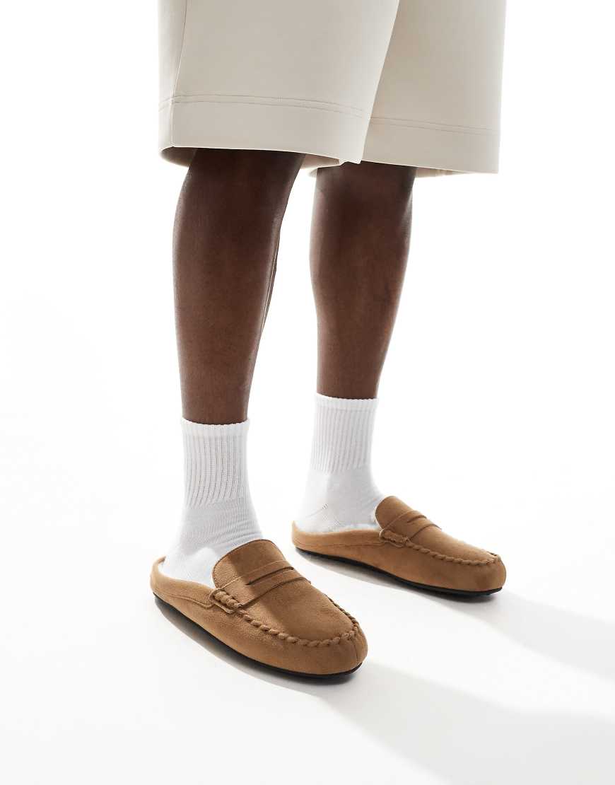 ASOS DESIGN - Mules-Hausschuhe im Mokassin-Stil in Hellbraun mit Kunstpelzfutter ASOS DESIGN - Mules-Hausschuhe im Mokassin-Stil in Hellbraun mit Kunstpelzfutter von ASOS DESIGN