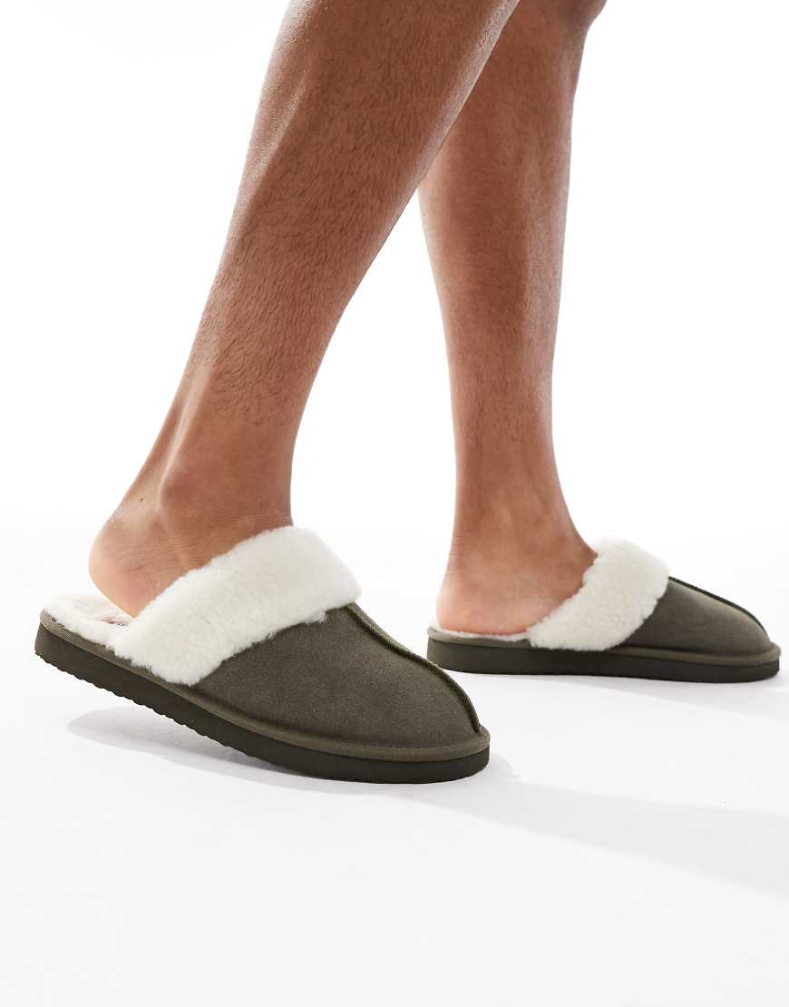 ASOS DESIGN - Mules-Hausschuhe in Khaki aus Wildleder mit Futter aus Lammfellimitat-Grün ASOS DESIGN - Mules-Hausschuhe in Khaki aus Wildleder mit Futter aus Lammfellimitat-Grün von ASOS DESIGN