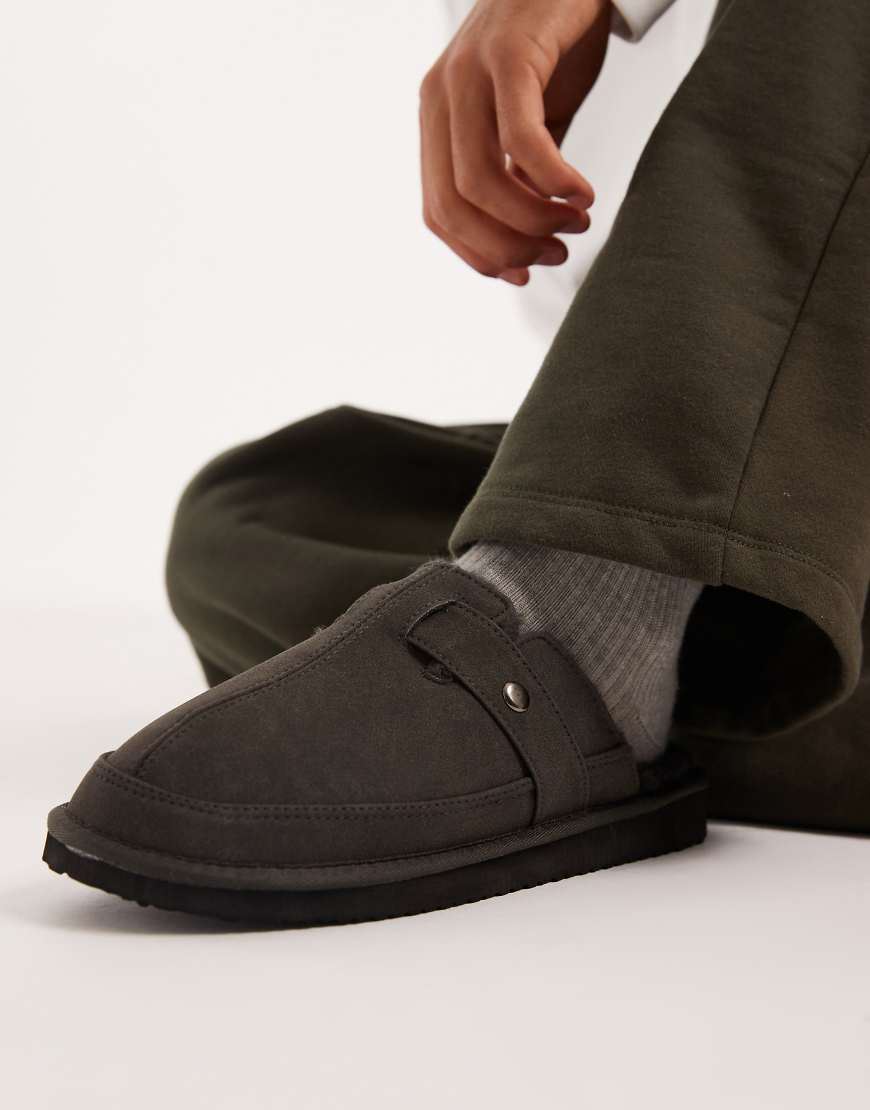 ASOS DESIGN - Mules-Hausschuhe in Schwarz mit Riemen ASOS DESIGN - Mules-Hausschuhe in Schwarz mit Riemen von ASOS DESIGN