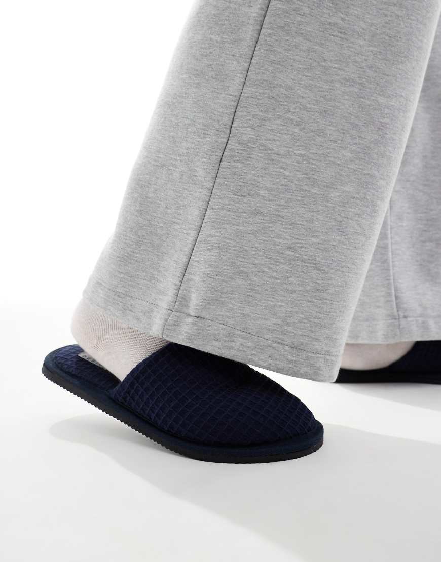 ASOS DESIGN - Mules-Hausschuhe mit Waffelstruktur in Marineblau-Grau von ASOS DESIGN
