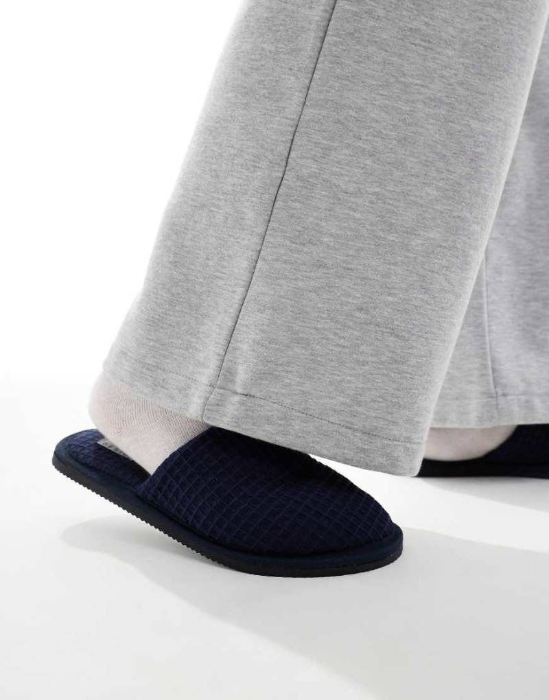 ASOS DESIGN - Mules-Hausschuhe mit Waffelstruktur in Marineblau-Grau von ASOS DESIGN