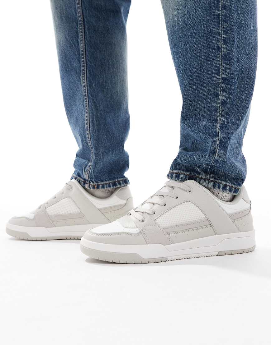 ASOS DESIGN - Multi-Panel-Sneaker in Weiß und Grau von ASOS DESIGN