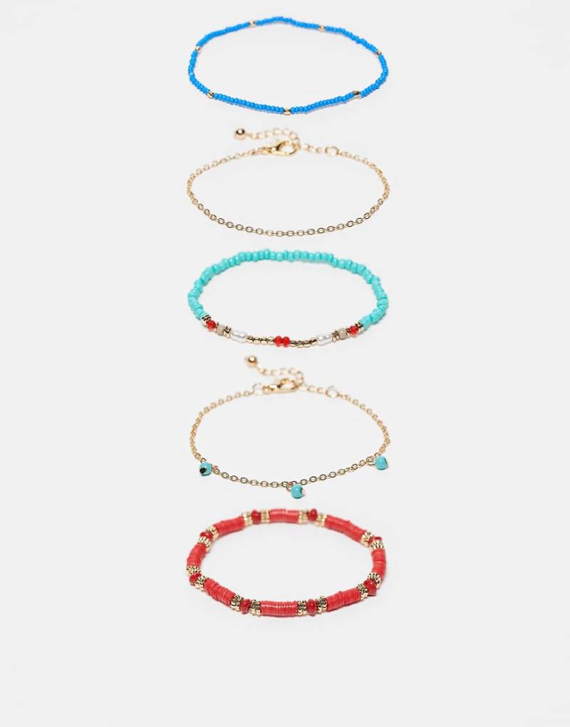 ASOS DESIGN - Multipack Freundschaftsarmbänder mit Perlen in Rot-, Blau- und Goldtönen-Bunt von ASOS DESIGN