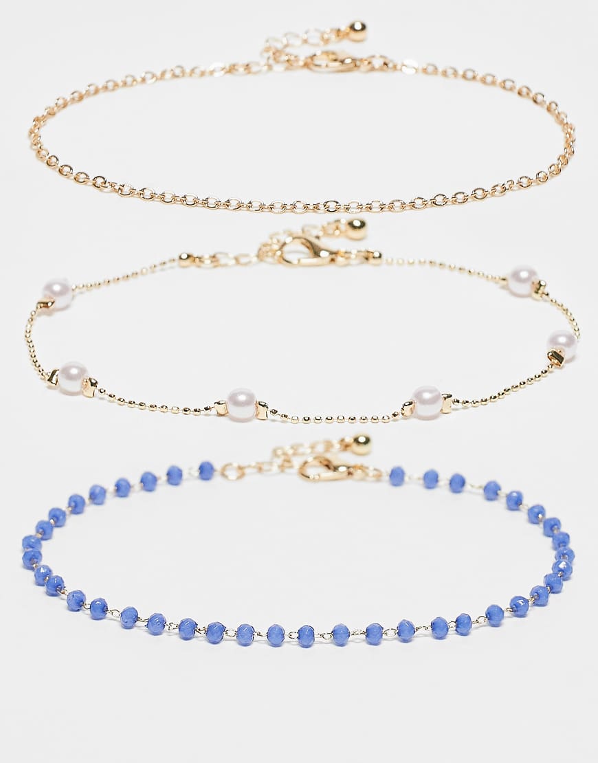 ASOS DESIGN - Multipack Fußkettchen in Gold-Optik mit verschiedenen Designs mit blauen Schmucksteinen und Zierperlen-Goldfarben ASOS DESIGN - Multipack Fußkettchen in Gold-Optik mit verschiedenen Designs mit blauen Schmucksteinen und Zierperlen-Goldfarben von ASOS DESIGN