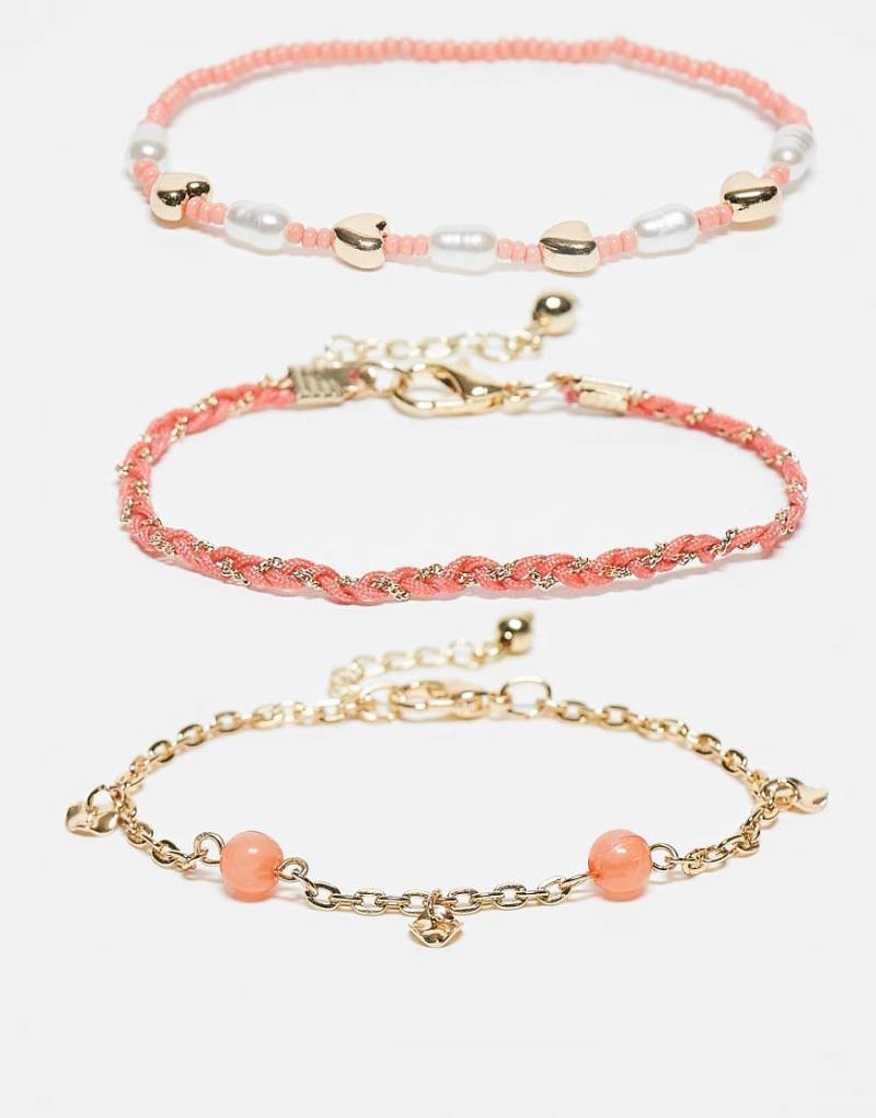 ASOS DESIGN - Multipack Perlenarmbänder in Korallenrot und Gold-Optik-Bunt von ASOS DESIGN