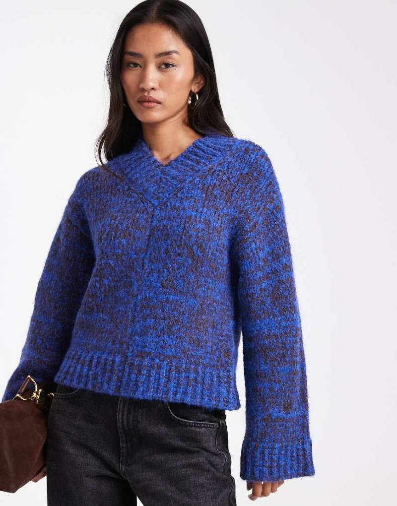 ASOS DESIGN - Multiply - Pullover in Blau mit hohem V-Ausschnitt von ASOS DESIGN