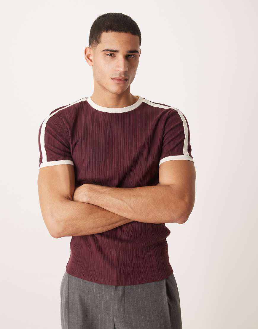 ASOS DESIGN - Muskel-T-Shirt in strukturiertem Burgunderrot mit Rundhalsausschnitt und Kontrastbesatz von ASOS DESIGN