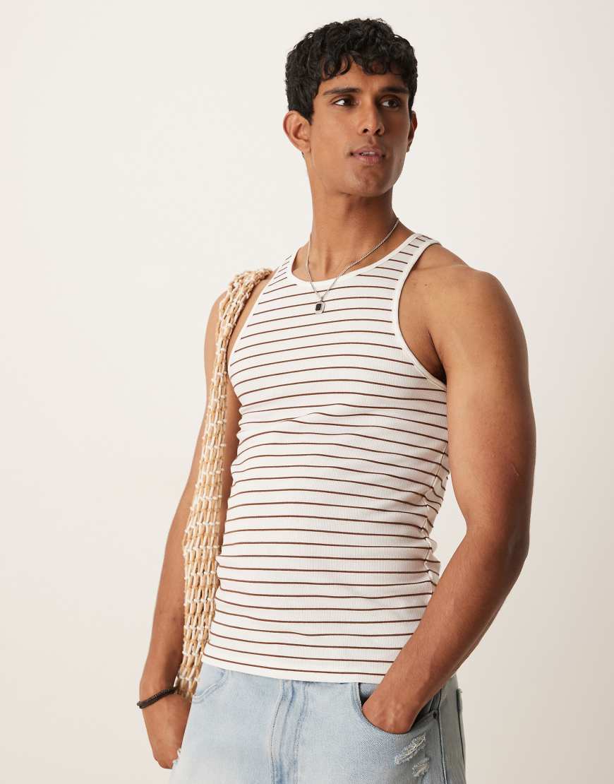 ASOS DESIGN - Muskel-Trägertop mit Streifen in Weiß und Braun-Bunt ASOS DESIGN - Muskel-Trägertop mit Streifen in Weiß und Braun-Bunt von ASOS DESIGN