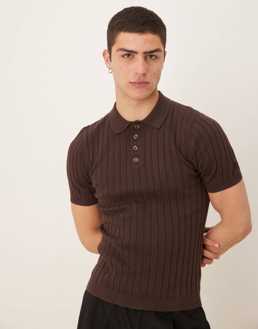 ASOS DESIGN - Körperbetontes Polo-T-Shirt aus Rippstrick in Braun ASOS DESIGN - Körperbetontes Polo-T-Shirt aus Rippstrick in Braun von ASOS DESIGN