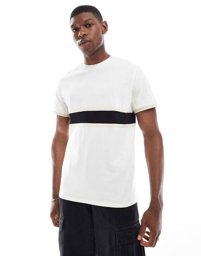 ASOS DESIGN - T-Shirt in Cremeweiß mit kontrastierendem Einsatz ASOS DESIGN - T-Shirt in Cremeweiß mit kontrastierendem Einsatz von ASOS DESIGN