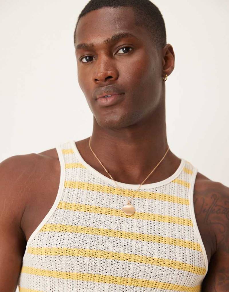 ASOS DESIGN - Muskelshirt mit U-Ausschnitt und Strukturstreifen in Weiß und Gelb-Bunt von ASOS DESIGN