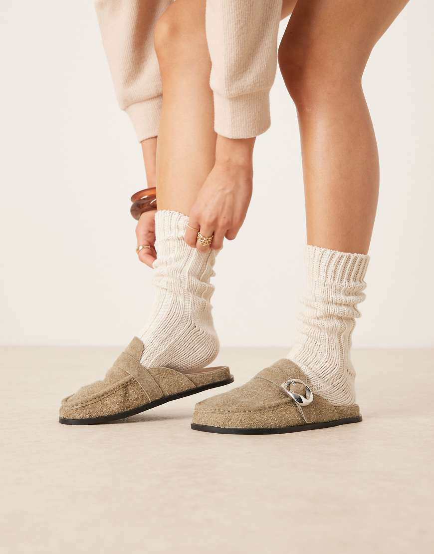 ASOS DESIGN - Mystic - Hochwertige flache Mules aus gebürstetem Wildleder in Grün von ASOS DESIGN