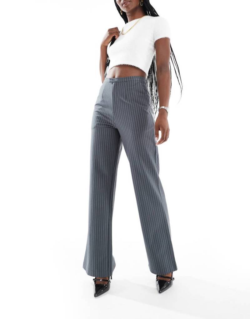 ASOS DESIGN - Nadelstreifenhose mit weitem Bein-Bunt von ASOS DESIGN