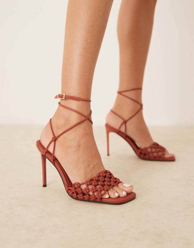 ASOS DESIGN - Nadine - Geknotete Sandaletten in Rostrot mit hohem Absatz-Orange von ASOS DESIGN