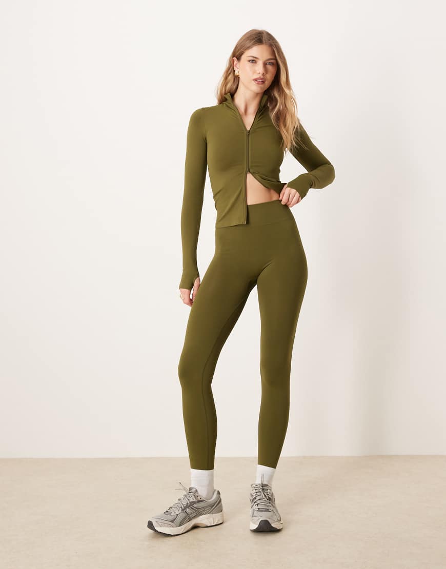 ASOS DESIGN - Nahtlose, figurformende Leggings in Khaki mit flachen Nähten-Grün ASOS DESIGN - Nahtlose, figurformende Leggings in Khaki mit flachen Nähten-Grün von ASOS DESIGN