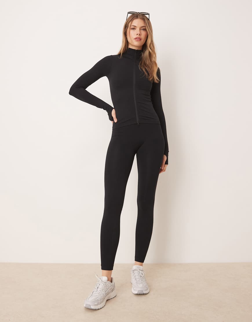 ASOS DESIGN - Nahtlose, figurformende Leggings in Schwarz ASOS DESIGN - Nahtlose, figurformende Leggings in Schwarz von ASOS DESIGN
