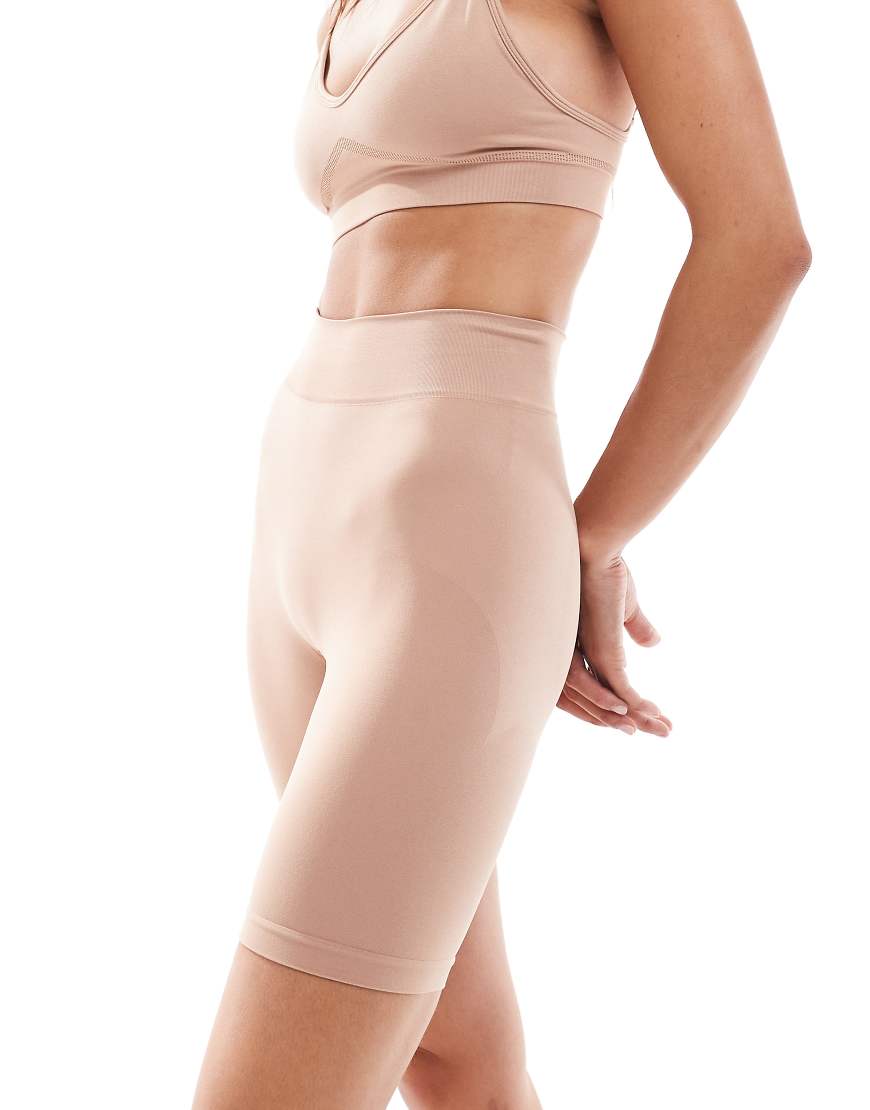 ASOS DESIGN - Hochwertige, figurformende Shorts in Beige-Neutral ASOS DESIGN - Hochwertige, figurformende Shorts in Beige-Neutral von ASOS DESIGN