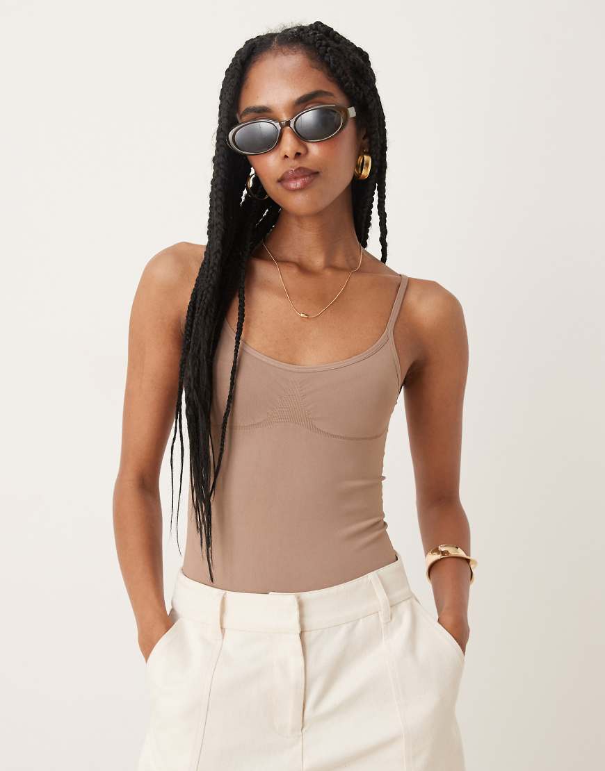 ASOS DESIGN - Nahtloser, figurformender Body in Mokka mit schmalen Trägern-Braun von ASOS DESIGN