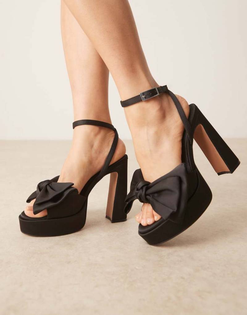 ASOS DESIGN - Nala - Sandalen aus Satin in Schwarz mit Oversize-Schleife sowie Plateausohle und -absatz von ASOS DESIGN