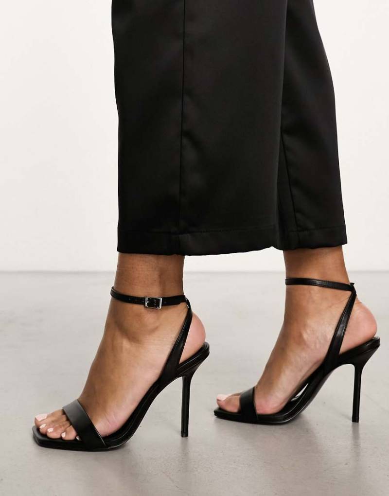 ASOS DESIGN - Nali - Filigrane Sandaletten aus PU in Schwarz ASOS DESIGN - Nali - Filigrane Sandaletten aus PU in Schwarz von ASOS DESIGN