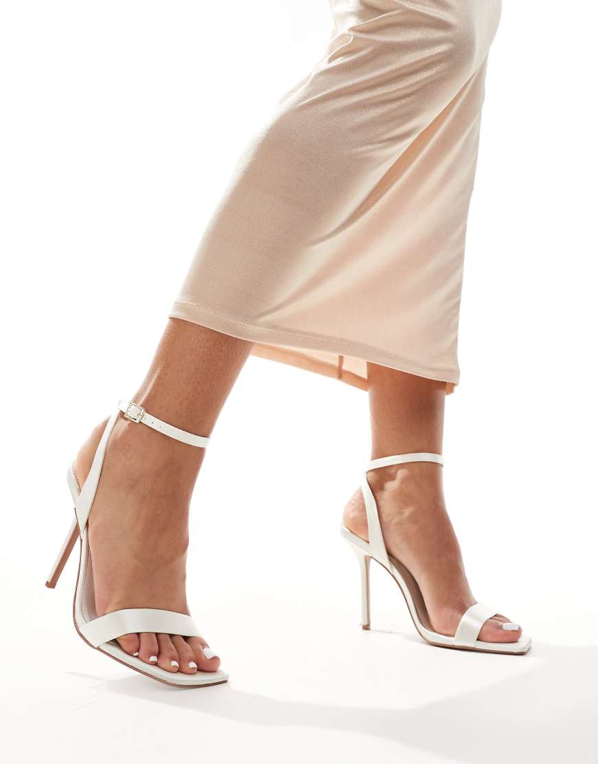 ASOS DESIGN - Nali - Filigrane Satin-Sandaletten in Elfenbeinweiß ASOS DESIGN - Nali - Filigrane Satin-Sandaletten in Elfenbeinweiß von ASOS DESIGN