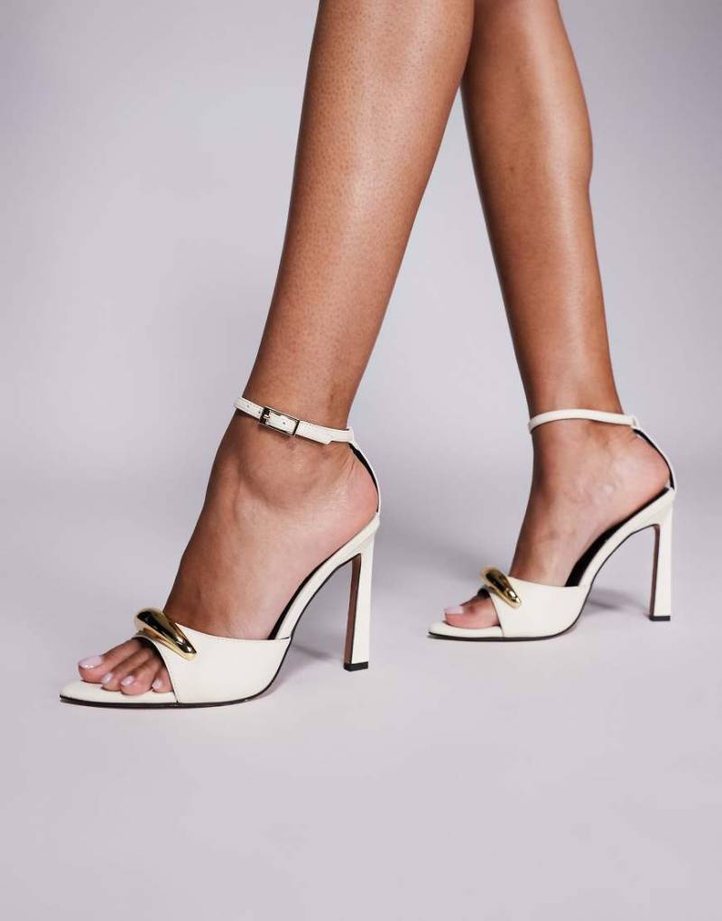 ASOS DESIGN - Napier - Sandaletten in Wollweiß mit Verzierung und hohem Absatz von ASOS DESIGN