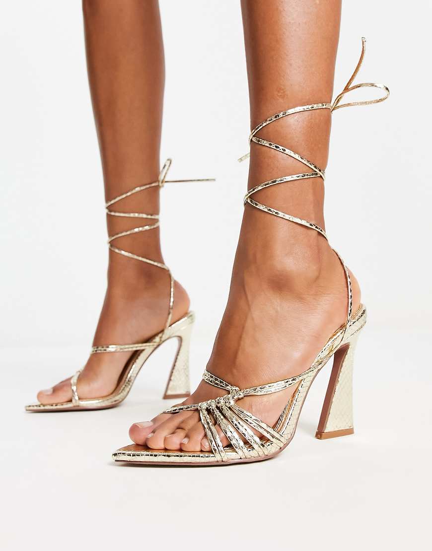 ASOS DESIGN - Navarro - Spitze Sandaletten in Gold mit hohem Absatz-Goldfarben von ASOS DESIGN