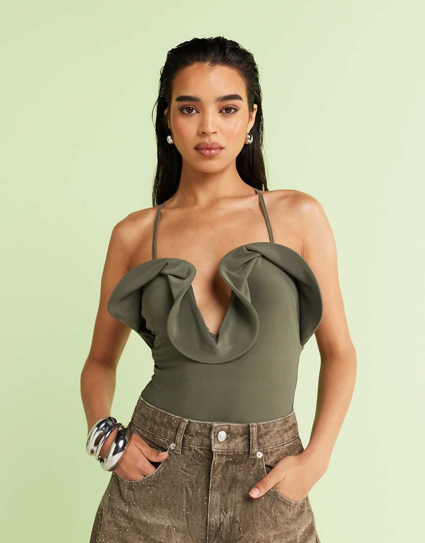 ASOS DESIGN - Tief ausgeschnittener Neckholder-Body in Grün mit Rüschendetail von ASOS DESIGN
