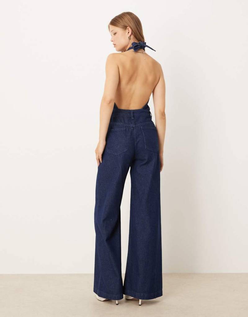 ASOS DESIGN - Neckholder-Jumpsuit aus Denim mit weitem Bein und Rinse-Waschung-Blau von ASOS DESIGN