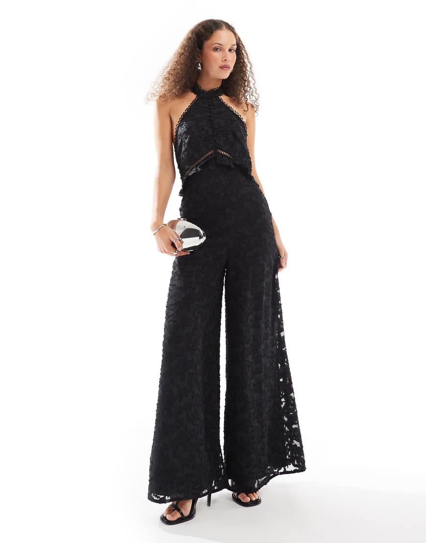 ASOS DESIGN - Neckholder-Jumpsuit aus Jacquard in Schwarz mit weitem Bein ASOS DESIGN - Neckholder-Jumpsuit aus Jacquard in Schwarz mit weitem Bein von ASOS DESIGN