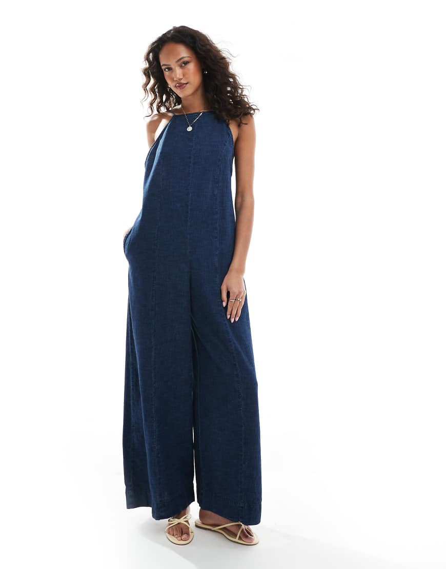 ASOS DESIGN - Neckholder-Jumpsuit im Palazzo-Stil aus weichem Denim in Rinse-Waschung-Blau ASOS DESIGN - Neckholder-Jumpsuit im Palazzo-Stil aus weichem Denim in Rinse-Waschung-Blau von ASOS DESIGN