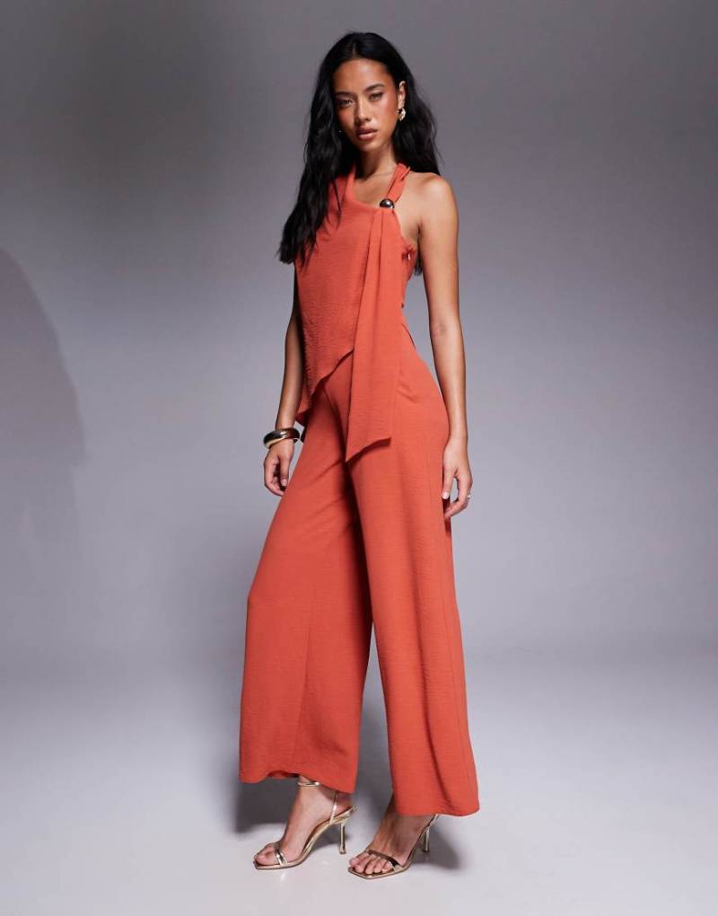 ASOS DESIGN - Neckholder-Jumpsuit in Rost mit Overlay und Zierdetail-Orange von ASOS DESIGN