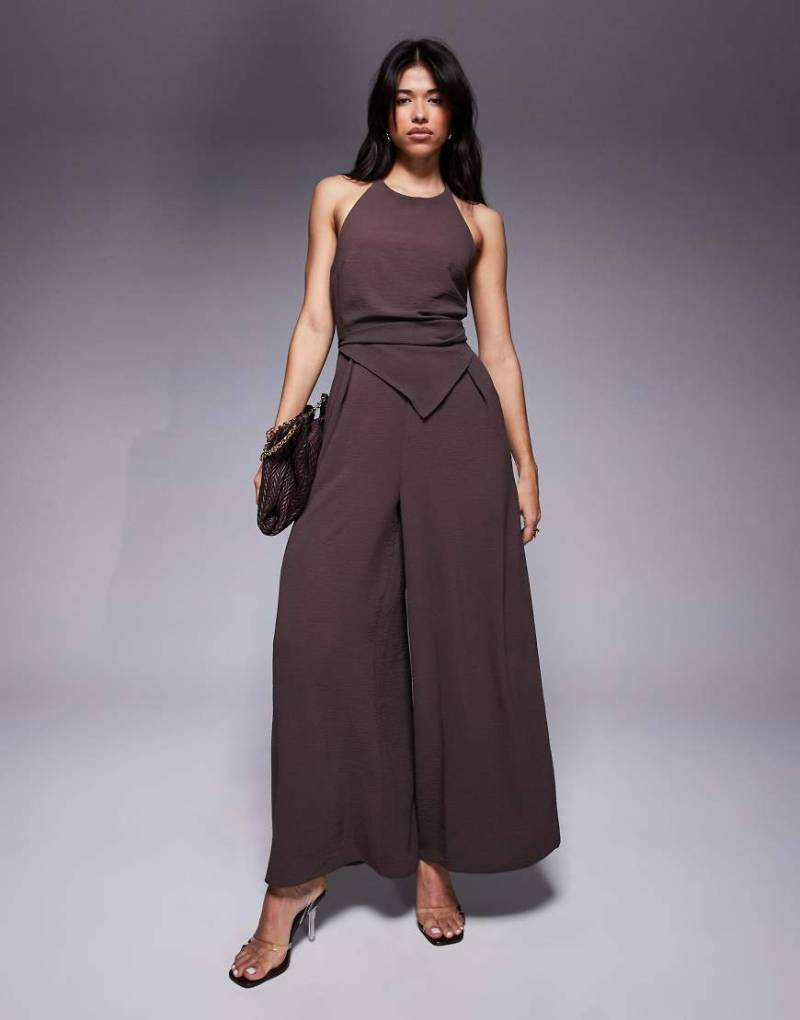 ASOS DESIGN - Neckholder-Jumpsuit in Schokobraun mit asymmetrischem Overlay von ASOS DESIGN
