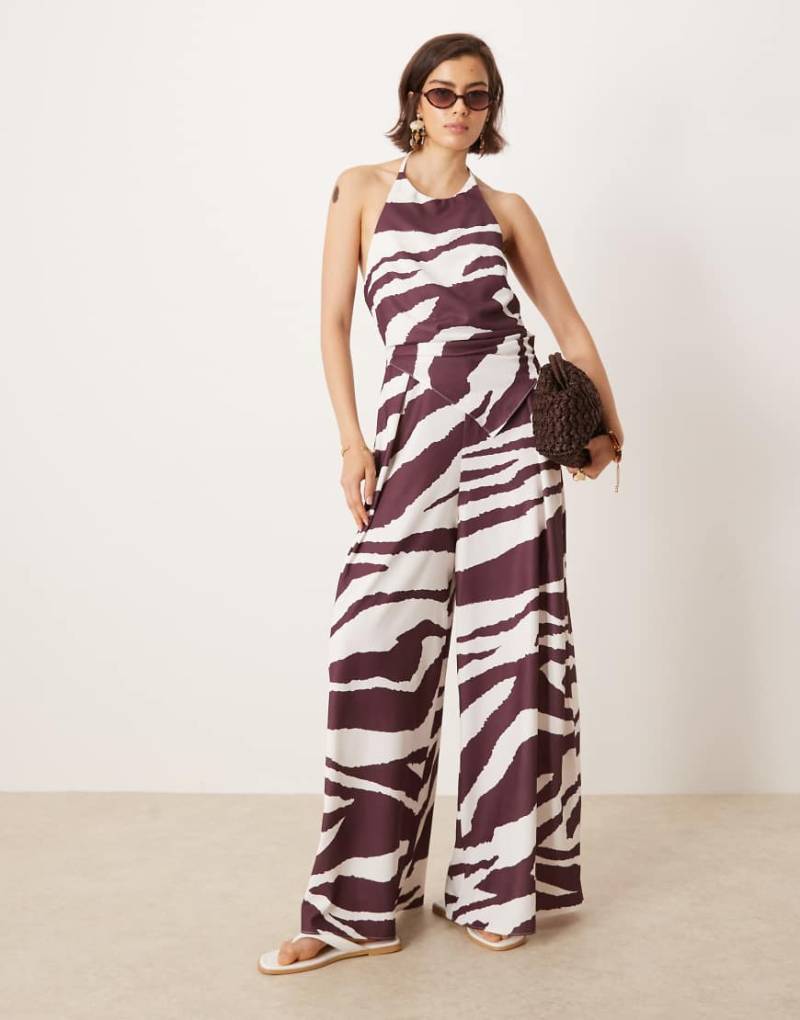ASOS DESIGN - Neckholder-Jumpsuit mit Zebramuster und Overlay-Detail-Bunt von ASOS DESIGN
