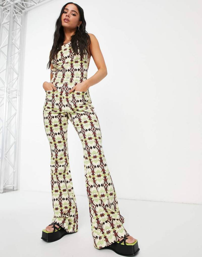 ASOS DESIGN - Neckholder-Jumpsuit mit ausgestelltem Bein und geometrischem Muster-Bunt von ASOS DESIGN
