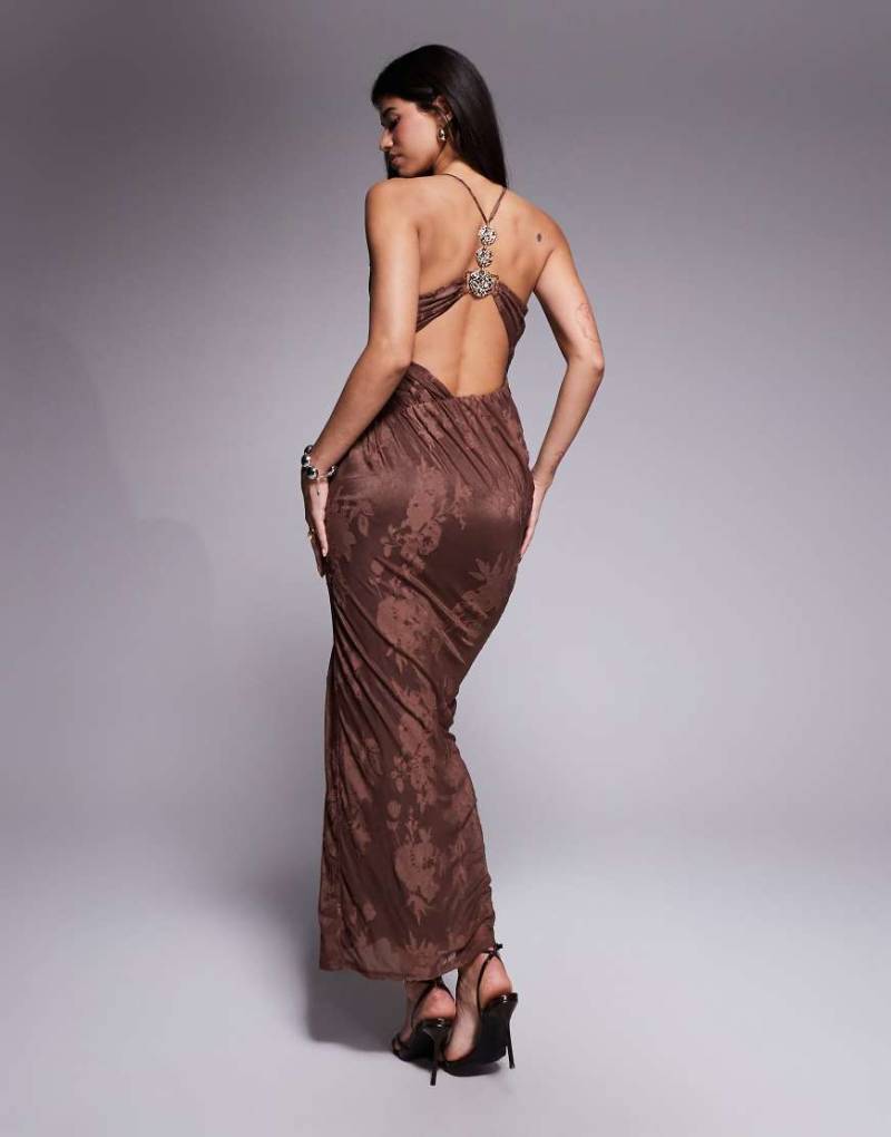ASOS DESIGN - Neckholder-Kleid in Schokobraun mit Ausbrennermuster, Wasserfallausschnitt und goldfarbenem Rückendetail-Brown von ASOS DESIGN