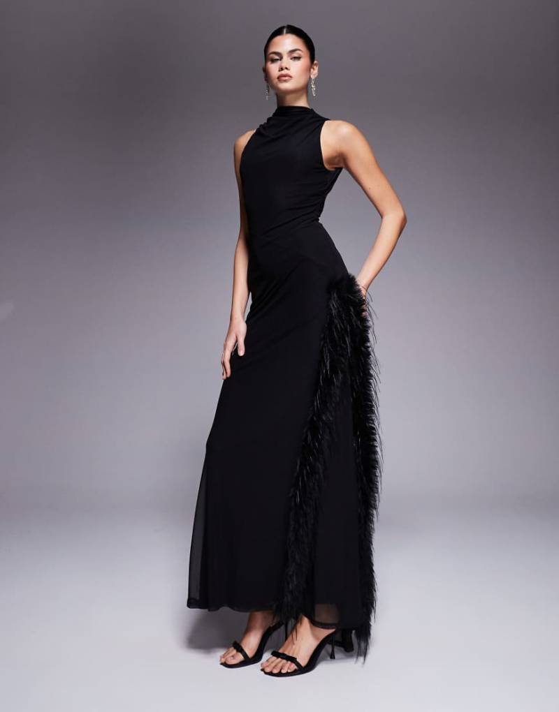 ASOS DESIGN - Neckholder-Maxikleid in Schwarz mit hohem Schlitz und Kunstpelz-Detail von ASOS DESIGN
